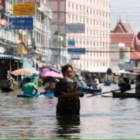Thailändische Regierungsvertreter haben ein Hochwasser Kommandozentrum eingerichtet, um die schweren Überschwemmungen im ganzen Land zu bekämpfen. Das neue Einsatzzentrum mit einem zentralen Kommandosystem soll das Wassermanagement verbessern, Überschwemmungen rechtzeitig erkennen und die Auswirkungen der Krise eindämmen. Der stellvertretende Premierminister und Handelsminister Phumtham Wechayachai leitet diese wichtige Aufgabe.