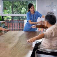 Altenpflegeunternehmen verzeichnen angesichts der alternden Bevölkerung ein stetiges Wachstum. Der aktuelle globale Trend des sozialen Wandels hin zu einer alternden Gesellschaft wird immer deutlicher. Laut dem Bericht der Vereinten Nationen zur Weltbevölkerung 2022 wird die Weltbevölkerung voraussichtlich 8 Milliarden Menschen erreichen, von denen 10 % über 65 Jahre alt sind. Dieser Prozentsatz wird bis 2050 voraussichtlich auf 16 % steigen.