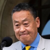 Im Mittelpunkt der Kontroverse stand Sretthas Ernennung von Phichit Chuenban zum Minister im Büro des Premierministers. Politische Experten glaubten zunächst, dass die Vorwürfe seine Position nicht erschüttern würden. Das Verfassungsgericht entschied jedoch in einer 5:4-Entscheidung, dass Srettha entweder von Phichits Nichtwählbarkeit wusste oder hätte wissen müssen und damit gegen ethische Standards verstieß.