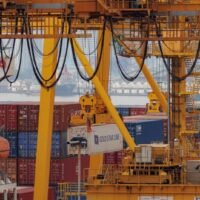 Laut einem Bericht der DBS Bank wird die thailändische Wirtschaft im Laufe des nächsten Jahrzehnts voraussichtlich um durchschnittlich 2,8 Prozent pro Jahr wachsen. Unterstützt werde dies durch die Erholung des Tourismus, den Status des Landes als regionale Automobil Drehscheibe und die Regionalisierung großer thailändischer Konglomerate.