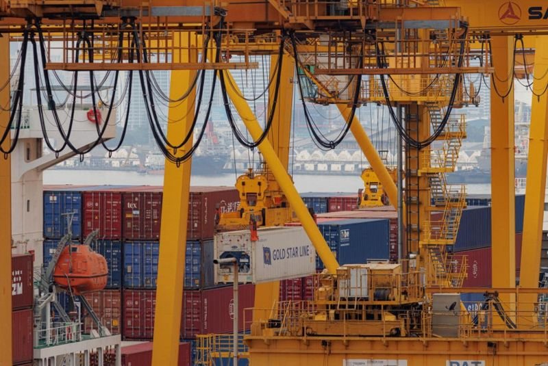 Laut einem Bericht der DBS Bank wird die thailändische Wirtschaft im Laufe des nächsten Jahrzehnts voraussichtlich um durchschnittlich 2,8 Prozent pro Jahr wachsen. Unterstützt werde dies durch die Erholung des Tourismus, den Status des Landes als regionale Automobil Drehscheibe und die Regionalisierung großer thailändischer Konglomerate.