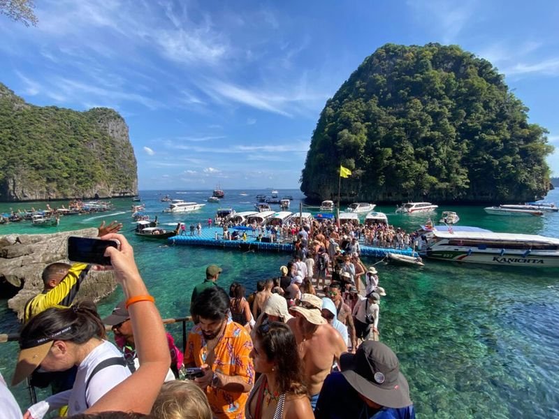 Thailands Premierminister Srettha Thavisin hat ein einheitliches Visumsystem nach dem Vorbild des europäischen Schengen-Raums vorgeschlagen, um den Tourismus in Südostasien anzukurbeln. Trotz der wirtschaftlichen Vorteile einer höheren Touristenzahl bestehen weiterhin Bedenken hinsichtlich der Durchführbarkeit, des Übertourismus und des potenziellen Inflationsdrucks.