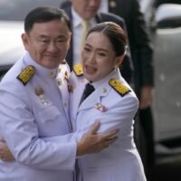 Thailands ehemaliger Premierminister Thaksin Shinawatra (links) umarmt seine Tochter und den neugewählten Premierminister Paetongtarn Shinawatra vor der königlichen Bestätigungszeremonie zur Ernennung Paetongtarns zum neuen Premierminister Thailands in der Parteizentrale der Pheu Thai in Bangkok, Thailand, Sonntag, 18. August 2024.