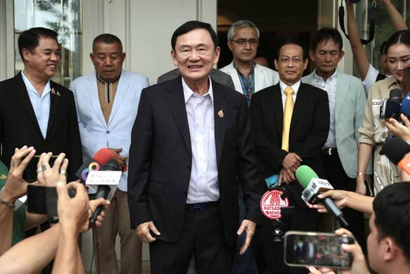 Richter sagen, dass ein auf Bewährung Entlassener, der vor einer Anhörung wegen Majestätsbeleidigung steht, in Thailand die medizinische Versorgung bekommen kann, die er braucht.Das Strafgericht verweigerte dem ehemaligen Premierminister Thaksin Shinawatra am Mittwoch die Erlaubnis, am Donnerstag zu einer medizinischen Behandlung nach Dubai auszureisen, nur drei Wochen vor der ersten Anhörung im Verfahren wegen Majestätsbeleidigung gegen ihn.