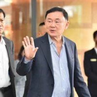 Thailands ehemaliger Ministerpräsident Thaksin Shinawatra, der oft als die eigentliche Macht hinter der regierenden Pheu Thai Partei angesehen wird, hat eine Klage auf Auflösung der Partei als „nichts als Quatsch“ zurückgewiesen. Thaksin, der Vater des derzeitigen Premierministers Paetongtarn Shinawatra, zeigt sich von dieser juristischen Anfechtung, die ihm illegalen Einfluss auf die Partei vorwirft, unbeeindruckt.