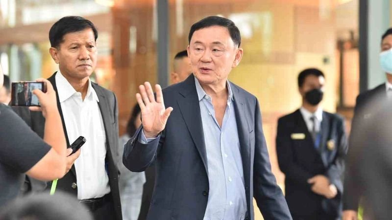Thailands ehemaliger Ministerpräsident Thaksin Shinawatra, der oft als die eigentliche Macht hinter der regierenden Pheu Thai Partei angesehen wird, hat eine Klage auf Auflösung der Partei als „nichts als Quatsch“ zurückgewiesen. Thaksin, der Vater des derzeitigen Premierministers Paetongtarn Shinawatra, zeigt sich von dieser juristischen Anfechtung, die ihm illegalen Einfluss auf die Partei vorwirft, unbeeindruckt.