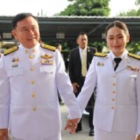 Premierministerin Paetongtarn Shinawatra wies die Kritik zurück, ihr Vater, der frühere Premierminister Thaksin Shinawatra , habe Kontrolle über sie und die neue Regierung. Sie machte diese Bemerkungen am Freitag, nachdem Thaksin am Donnerstag bei einer Veranstaltung mit dem Titel „Vision für Thailand 2024“ gesprochen hatte, an der Politiker, Diplomaten und Investoren teilnahmen. Während der Veranstaltung machte Thaksin Vorschläge zur Lösung der schleppenden Wirtschaft des Landes.
