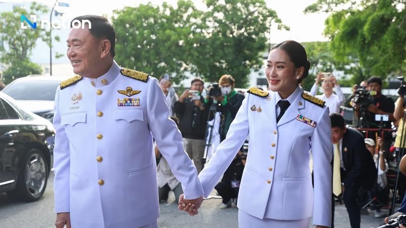 Stolzer Vater sagt, Paetongtarns Jugend und Bescheidenheit werden ihr in ihrem neuen Amt helfen. Der ehemalige Premierminister Thaksin Shinawatra schloss eine Rolle als Berater seiner Tochter, Premierministerin Paetongtarn Shinawatra, mit der Begründung aus, dies sei nicht notwendig und er sei jederzeit telefonisch erreichbar, falls Rat erforderlich sei.