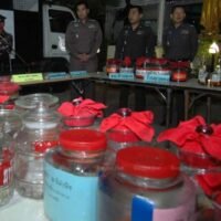 Eine weitere Person ist am Wochenende in Bangkok gestorben, nachdem sie tödlich gebranntes Methanol getrunken hatte. Damit steigt die Zahl der Todesopfer auf vier. 33 Menschen wurden ins Krankenhaus eingeliefert, nachdem sie den illegalen Fusel getrunken hatten, den sie an Straßenständen mit Alkohol in Bangkok gekauft hatten. Drei von ihnen seien bereits zuvor an den Folgen einer Methanolvergiftung gestorben und ein vierter sei am Dienstag gestorben, sagte Gesundheitsminister Somsak Thepsutin.