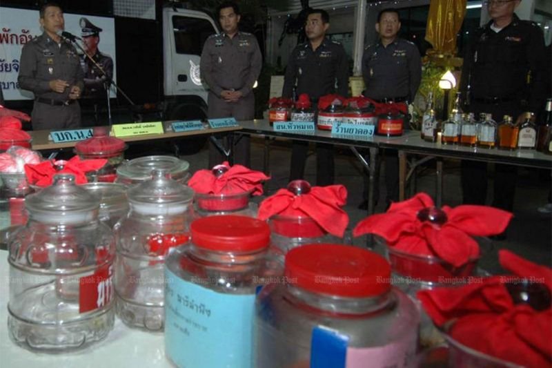 Eine weitere Person ist am Wochenende in Bangkok gestorben, nachdem sie tödlich gebranntes Methanol getrunken hatte. Damit steigt die Zahl der Todesopfer auf vier. 33 Menschen wurden ins Krankenhaus eingeliefert, nachdem sie den illegalen Fusel getrunken hatten, den sie an Straßenständen mit Alkohol in Bangkok gekauft hatten. Drei von ihnen seien bereits zuvor an den Folgen einer Methanolvergiftung gestorben und ein vierter sei am Dienstag gestorben, sagte Gesundheitsminister Somsak Thepsutin.