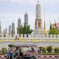 Die Regierung geht davon aus, dass die Tourismusbranche in diesem Jahr Einnahmen in Höhe von rund 2,8 Billionen Baht für das Land generieren wird, wobei die Zahl der ausländischen Touristen bei insgesamt fast 38 Millionen liegen dürfte, sagte Regierungssprecher Chai Wacharonke.