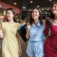 Laut einer am Donnerstag von The 1 Insight veröffentlichten Marktumfrage haben sich die Umsätze im Luxusgütereinzelhandel im ersten Halbjahr dieses Jahres im Vergleich zum gleichen Zeitraum im Jahr 2019, also vor der Covid-19 Pandemie, vervierfacht.