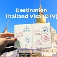 Das DTV ist eine Initiative der thailändischen Tourismusbehörde (TAT) und zielt darauf ab, Langzeitbesucher anzuziehen, darunter digitale Nomaden, Rentner und Personen, die sich für die thailändische Kultur und Aktivitäten interessieren. Die Auslegung der Anforderungen und Gebühren für das Visum ist jedoch bei den thailändischen Botschaften weltweit unterschiedlich.