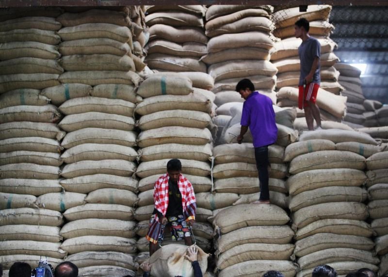 Die thailändischen Reisexporte werden im nächsten Jahr wahrscheinlich weniger als 8 Millionen Tonnen betragen, da unzählige Risikofaktoren die Wettbewerbsfähigkeit des Landes beeinträchtigen. Dazu gehören ein Mangel an Forschung und Entwicklung (F&E) für Reissorten, ein steigendes weltweites Angebot und die Möglichkeit, dass Indien seine Exportbeschränkungen für Reises zum Jahresende aufhebt.