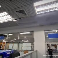Ein Deckenabschnitt des Abflugpassagiergebäudes des internationalen Flughafens Chiang Mai stürzte am Samstagmorgen ein und verletzte zwei ausländische Passagiere, einen Niederländischen Jungen und ein chinesisches Mädchen, teilten die Flughafenbehörden mit.
