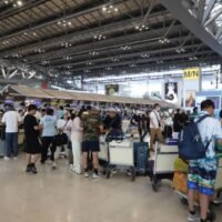 Touristen kommen im Passagierterminal des Flughafens Suvarnabhumi an. Die Airports of Thailand (AoT) haben eine Erweiterung ihrer sechs internationalen Flughäfen geplant, um bis 2032 210 Millionen Passagiere abzufertigen. Die thailändische Flughafenbehörde Airports of Thailand (AOT) hat eine Erweiterung ihrer sechs internationalen Flughäfen geplant , um bis 2032 rund 210 Millionen Passagiere abzufertigen.