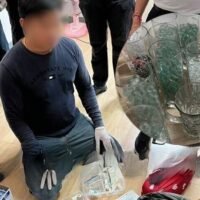 Das Central Investigation Bureau (CIB) und das National Health Security Office ( NHSO ) haben einen unseriösen Anbieter geschnappt, der Männern, die sich einen größeren Penis wünschen, fragwürdige Penisvergrößerungen anbot . Ein Opfer, das sich etwas mehr Länge wünschte, blieb leider mit schmerzhaften Infektionen zurück, statt mit einem größeren Penis.