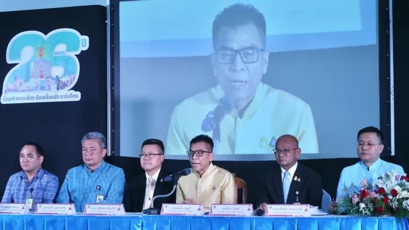 Die sieben Wahlkommissare könnten möglicherweise nicht nur sofort vom Verfassungsgericht abgesetzt werden, sondern ihnen drohen anschließend auch strafrechtliche Anklagen wegen ihres angeblichen Versäumnisses, für eine transparente und faire Durchführung der Senatswahlen im Juni zu sorgen, wenn der Oberste Gerichtshof die Wahl in Songkhla für null und nichtig erklärt; ein Urteil hierzu wird in Kürze erwartet, so eine informierte Quelle gestern (21. September).