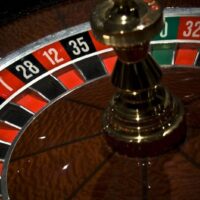 In einer bemerkenswerten Stellungnahme hat die Bhumjaithai Partei erklärt, dass sie gegen die Einbeziehung von Casinos in Thailands künftige Unterhaltungskomplexe sei. Diese Ankündigung erfolgte am Ende einer zweitägigen parlamentarischen Debatte über die politische Erklärung der von Pheu Thai geführten Koalitionsregierung, die von Premierministerin Paetongtarn Shinawatra abgegeben wurde.