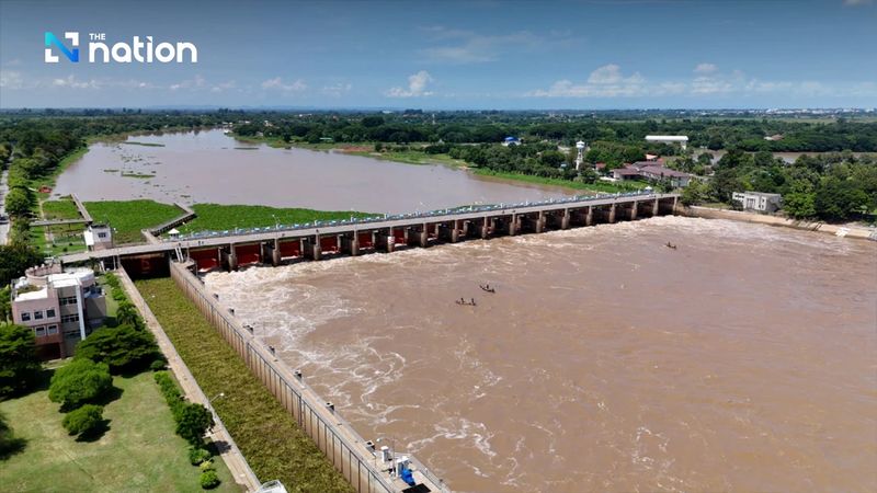 Anhaltender starker Regen und Abfluss aus dem Norden führen dazu, dass der Staudamm die Abflussrate erhöht. Die Gemeinde Hat Asa im Bezirk Sapphaya der Provinz Chai Nat bereitet sich auf mögliche Überläufe des Flusses Chao Phraya direkt unterhalb des Chao Phraya Staudamms vor, der gestern am Samstag zu einem weiteren Anstieg der Wasserabflussrate führte.