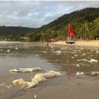 Der Patong Beach ist mit Müll und Plastikmüll übersät, da der Südwestmonsun weiterhin die Westküste Phukets heimsucht . Ein großer Teil des Strandes wurde am Sonntagnachmittag, dem 22. September, mit Schutt bedeckt aufgefunden, was auf ein anhaltendes Umweltproblem hinweist . Ein Einheimischer, der seit etwa fünf Jahren in Phuket lebt , beschrieb gegenüber The Phuket News die Situation am nördlichen Teil von Patong Beach: