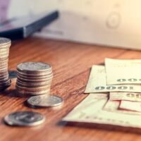 Der thailändische Baht erlebt seinen stärksten Anstieg seit 26 Jahren und erreicht ein Niveau, das zuletzt während der asiatischen Finanzkrise 1998 verzeichnet wurde. Dieser Aufschwung hat Thailands Erholung im Tourismus- und Exportsektor gebremst, berichtet Bloomberg News. Während der Anstieg des Baht teilweise auf die Schwäche des US-Dollars im Vorfeld der erwarteten Zinssenkung der US-Notenbank zurückzuführen ist, hat seine unerwartete Aufwertung gegenüber wichtigen Handelswährungen die Wettbewerbsfähigkeit thailändischer Produkte im Ausland eingeschränkt.