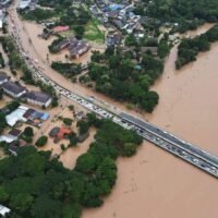 Die Überschwemmungen im Norden Thailands seien die schwersten der letzten 80 Jahre und hätten der Wirtschaft Schäden in Höhe von bis zu 27 Milliarden Baht zugefügt, teilte der Verband der thailändischen Industrie (FTI) am Montag mit.