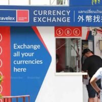 Der Baht weist gegenüber dem US-Dollar eine größere Volatilität auf als seine Gegenwährungen in der Region, was hauptsächlich auf die Markterwartungen einer Senkung des US-Leitzinses und die Goldimporte Thailands zurückzuführen ist.