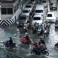 Einer am Sonntag veröffentlichten Umfrage des National Institute of Development Administration (NIDA) zufolge hatte die Mehrheit der Einwohner Bangkoks ein mäßiges Vertrauen in das Entwässerungssystem und die Hochwasserschutzmaßnahmen der Hauptstadt.