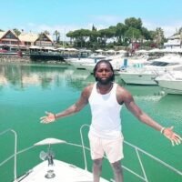 Jay Emmanuel Thomas, einst ein vielversprechendes Talent des FC Arsenal, steckt in ernsthaften rechtlichen Schwierigkeiten, nachdem er beim Versuch festgenommen wurde, Cannabis im Wert von etwa 600.000 Pfund (rund 800.000 Dollar) über einen britischen Flughafen zu schmuggeln.