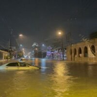 Teile der Stadt Pattaya und des angrenzenden Bezirks Bang Lamung in Chon Buri wurden überflutet, darunter ein Abschnitt der Sukhumvit-Straße im Süden Pattayas, die Pattaya mit anderen Provinzen verbindet. Das Wasser floss später ab und am Dienstagmorgen war bis auf vereinzelte Überschwemmungen fast wieder alles wie gewohnt.