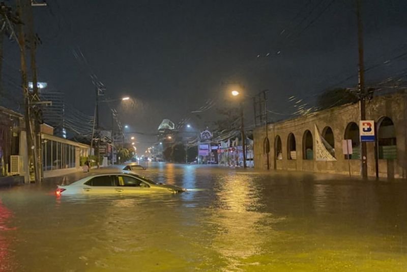 Teile der Stadt Pattaya und des angrenzenden Bezirks Bang Lamung in Chon Buri wurden überflutet, darunter ein Abschnitt der Sukhumvit-Straße im Süden Pattayas, die Pattaya mit anderen Provinzen verbindet. Das Wasser floss später ab und am Dienstagmorgen war bis auf vereinzelte Überschwemmungen fast wieder alles wie gewohnt.