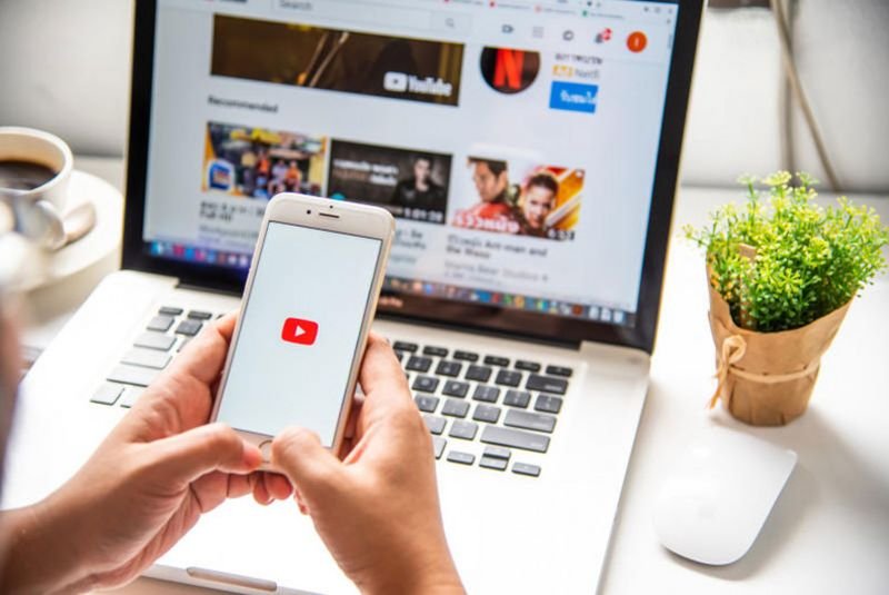 Ein Computernutzer lädt YouTube auf einem Smartphone. Alphabets YouTube hat diese Woche offiziell seine Zusammenarbeit mit Shopee in Thailand im Bereich Affiliate-Marketing bekannt gegeben, um in das Video-Commerce-Segment einzusteigen.