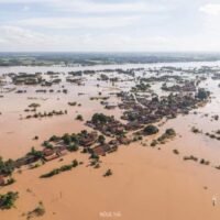 Anwohner eilen zum Schutz ihres Eigentums, als der Flusspegel 12 Meter übersteigt. Zwei Tage schwerer Regenfälle haben in Teilen der Provinz Nong Khai zu Überschwemmungen von bis zu zwei Metern Höhe geführt und die Bewohner dazu veranlasst, rasch Maßnahmen zum Schutz ihrer Häuser zu ergreifen.