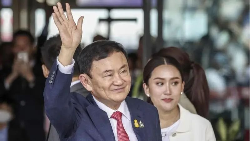 Heute (9. September) wurde eine neue Klage eingereicht. Sie fordert die gleichzeitige Auflösung von sechs Regierungsparteien mit der Begründung, dass diese Parteien offensichtlich widerrechtlich von Thaksin Shinawatra, dem De-facto Chef der Pheu Thai Partei, eingefädelt und gelenkt worden seien.