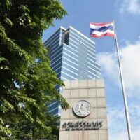 Die thailändische Finanzbehörde arbeitet derzeit an einem Gesetzentwurf zur Besteuerung des Auslandseinkommens von in Thailand ansässigen Personen. Laut Kulaya Tantitemit, der Generaldirektorin des Ministeriums, steht dieser Entwurf im Einklang mit dem internationalen Grundsatz des weltweiten Einkommens im Rahmen der Wohnsitzregel. Dieses Prinzip schreibt vor, dass das Einkommen einer Person unabhängig von seiner Herkunft in dem Land besteuert werden sollte, in dem die Person für einen bestimmten Zeitraum ihren Wohnsitz hat.