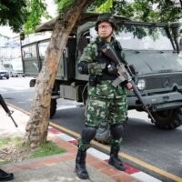 In der Vergangenheit erlangten Putsche oft Legitimität durch die Unterstützung der Bevölkerung, aber die aktuelle Lage unterscheidet sich erheblich von der von 2014, als General Prayuth Chan o-cha die Verfassung mit beträchtlicher Unterstützung der Bevölkerung annullierte.