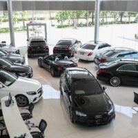 Eine Flut hochwertiger Gebrauchtwagen, die den Markt überschwemmen, klingt vielleicht wie der Traum eines Schnäppchenjägers, aber für die Verkäufer wird es zum Albtraum. Während die Käufer mit ihren Schnäppchen davonfahren, geraten die Autohersteller in Thailand beim Versuch, neue Ware zu verkaufen, in Schlaglöcher, und Gebrauchtwagenhändler kämpfen darum, den Umsatz aufrechtzuerhalten.