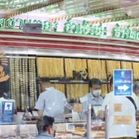 Der Inlandspreis für Gold ist in etwas mehr als einem Monat um 2.000 Baht pro Bahtgewicht gefallen, da die thailändische Währung in diesem Zeitraum um mehr als 7 % an Wert gewann. Die Gold Traders Association (GTA) weist darauf hin, dass die Preise weiter sinken könnten, wenn der Wert des Baht steigt.