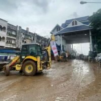 Große Aufräumarbeiten: Traktoren helfen bei der Reinigung einer Hauptstraße vor dem Grenzübergang Mae Sai, nachdem die Überschwemmungen am Samstag im Bezirk Mae Sai von Chiang Rai zurückgegangen sind. (Foto: Büro für Öffentlichkeitsarbeit von Chiang Rai)