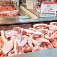Das Handelsministerium überprüft landesweit die Schweinefleischpreise, um die Kosten für thailändische Verbraucher zu senken und die Wettbewerbsfähigkeit der Produzenten zu steigern. Ministeriumssprecher Wittayakorn Maneenetr sagte am Dienstag, die Entscheidung sei getroffen worden, nachdem festgestellt worden sei, dass der Schweinefleischpreis in Thailand höher sei als in anderen Ländern.