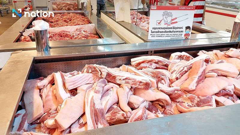 Das Handelsministerium überprüft landesweit die Schweinefleischpreise, um die Kosten für thailändische Verbraucher zu senken und die Wettbewerbsfähigkeit der Produzenten zu steigern.Ministeriumssprecher Wittayakorn Maneenetr sagte am Dienstag, die Entscheidung sei getroffen worden, nachdem festgestellt worden sei, dass der Schweinefleischpreis in Thailand höher sei als in anderen Ländern.