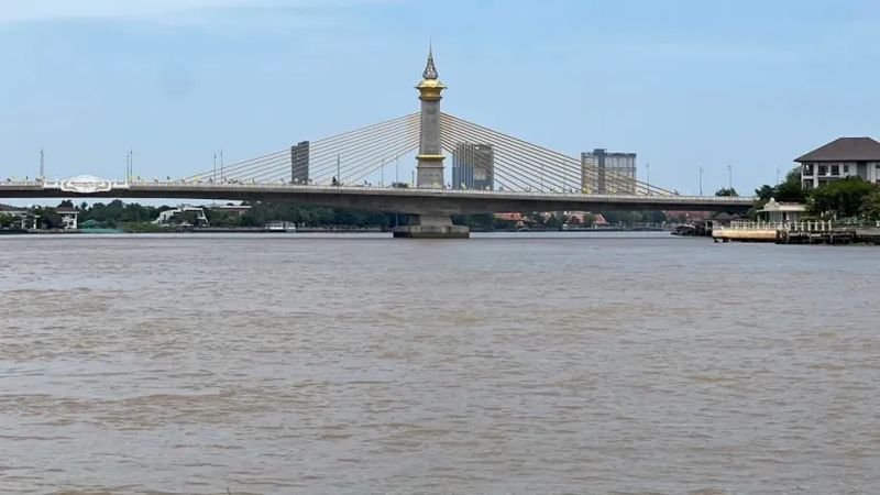 Einige Gemeinden in Nonthaburi erhielten eine Hochwasserwarnung, da der Chao Phraya-Damm begonnen hat, mehr Wasser abzulassen, während Premierminister Paetongtarn Shinawatra die Überschwemmungen in Chiang Rai und Chiang Mai in Augenschein nahm. Die Bewohner von Nonthaburi, die in tiefer gelegenen Gebieten außerhalb der Deiche auf beiden Seiten des Flusses Chao Phraya leben, erhielten gestern Abend (28. September) eine Hochwasserwarnung