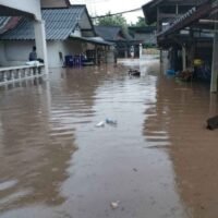 Am Sonntag ist noch immer Hochwasser im Bezirk Mae Rim in Chiang Mai, nachdem am Samstagabend über 200 Dörfer im nördlichen Bezirk vom Regenwasser getroffen wurden. Drei nördliche und eine nordöstliche Provinz Thailands wurden am Sonntag weiterhin von Überschwemmungen heimgesucht.