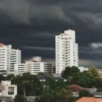 In ganz Thailand werden schwere Regenfälle erwartet . In 80 Prozent des Landes werden Unwetter erwartet . Das thailändische Wetteramt (TMD) hat Warnungen vor möglichen Sturzfluten und plötzlichen Wassermassen herausgegeben, insbesondere in Berg- und Tieflandgebieten.