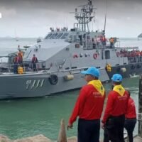 143 Touristen saßen auf der Insel Ko Racha Yai fest, weil aufgrund der gefährlich rauen See keine Schnellboote zur Verfügung standen, um sie wieder zurück nach Phuket zu bringen. Der Dritte Marinebezirk entsandte gestern am Mittwoch (18. September) ein Küstenpatrouillenboot, um 143 Touristen zu retten, die auf Ko Racha Yai, einer beliebten Insel südöstlich von Phuket, gestrandet waren.