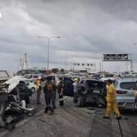 Bei einem 22-rädrigen Sattelschlepper kam es am Sonntagabend auf der Kanchanapisek-Schnellstraße in Samut Prakan zu einem Bremsversagen, und er prallte in vor ihm fahrende Fahrzeuge, was zu einer Massenkarambolage mit 17 Fahrzeugen führte.