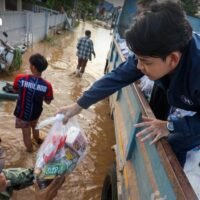 Freiwillige der Nation Group und der Royal Thai Air Force (RTAF) haben am Freitag Überlebenstaschen und Wasserflaschen an Hochwasseropfer im Dorf Ban Pa Kuk in der Provinz Chiang Rai geliefert. 1.000 Überlebenstaschen und über 2.000 Pakete Trinkwasser wurden aus Bangkok verschickt.