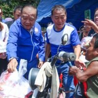 Als er kürzlich von Reportern gefragt wurde, warum er nicht an einer Parlamentssitzung teilgenommen habe, um von der Move Forward Partei untersucht zu werden, antwortete General Prawit Wongsuwan: „Was hat das mit Ihnen zu tun? Ob ich hingehe oder nicht, ist das falsch?“ und „Warum suchen sie nach mir? Wenn sie mich sehen wollen, sollen sie zu mir kommen. Kommen Sie zu mir nach Hause.“