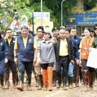 Premierminister Paetongtarn Shinawatra (Mitte) besucht am Freitag die von Überschwemmungen betroffene Provinz Chiang Rai im Norden Thailands. (Foto: Regierungsgebäude)